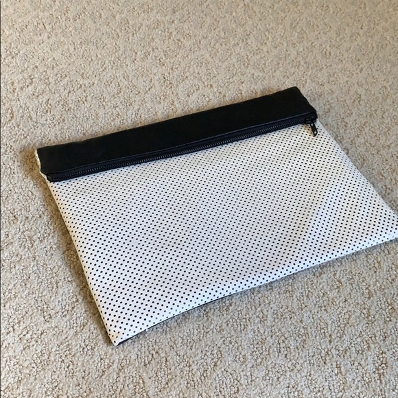 Black and white clutch - Picture 1 of 4